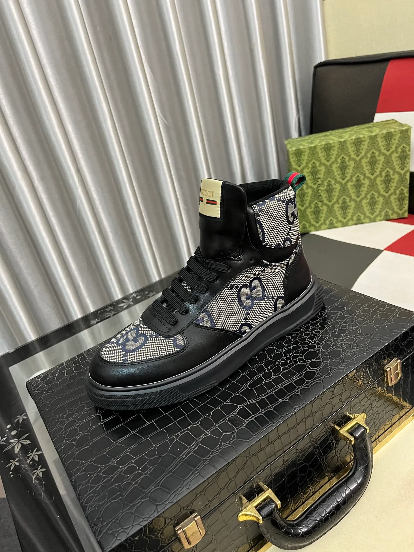 Men's shoes 💰440⌚️⌚️ Gucci •Gucci original quality. ~ Unique modern style sneakers. 🏃A must-have casual shoe for trendy men😍😍 Original brand imported from Italy, imported original leather, sheep lining (refuses to discolor and grind feet) Sole: Original sole provided by the original factory, French lazy style design ⚠️Fit to the feet, original quality attached, super comfortable original sole, size: 38-443️⃣Colors available